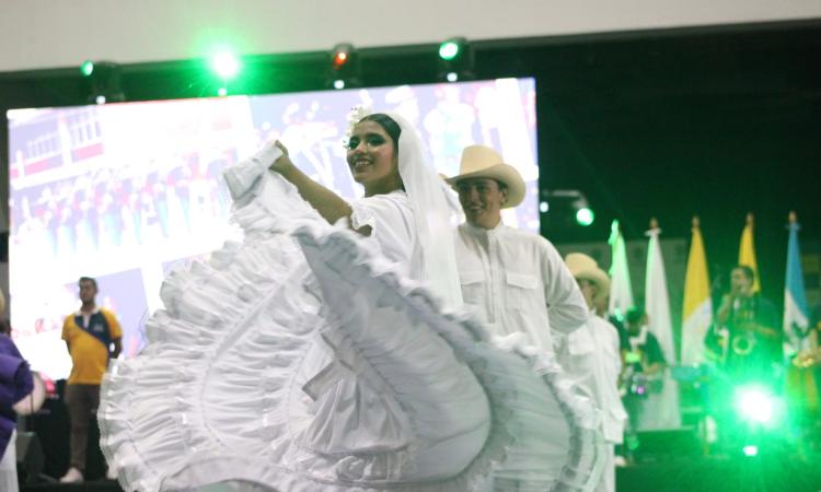 La UNAH inaugura FUCAIN 2025 con un vibrante desfile artístico de 900 estudiantes