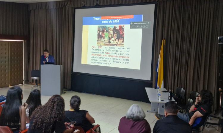 Estudiantes de Historia conocen legado del prócer Valle