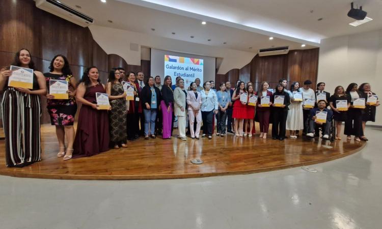 UNAH reconoce con Galardón al Mérito a estudiantes próximos a egresar 