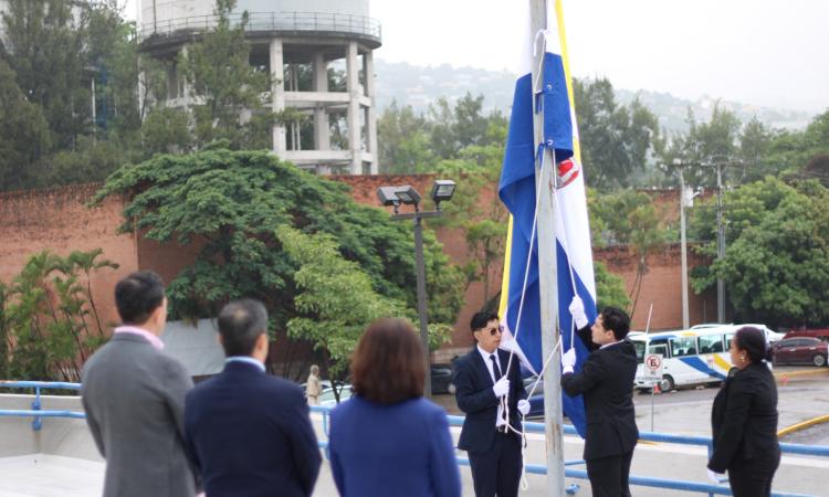 Con izamiento de la bandera, autoridades universitarias conmemoran 178 aniversario de la UNAH