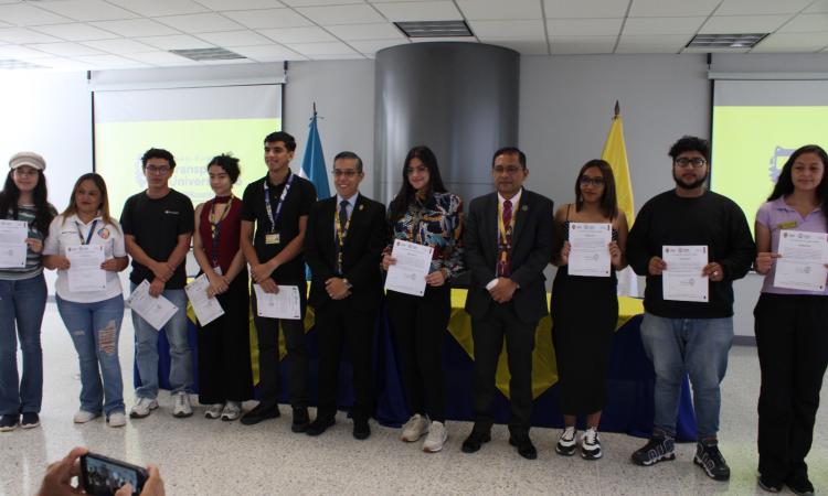 Mi Bienestar UNAH: Mil estudiantes reciben beca de útiles en su etapa inicial