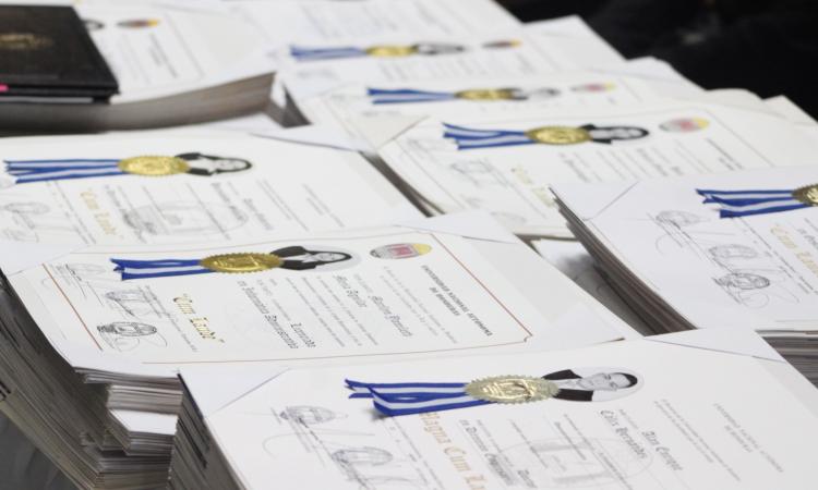 ¡Histórico! Graduados de la UNAH reciben por primera vez su título en formato físico y digital