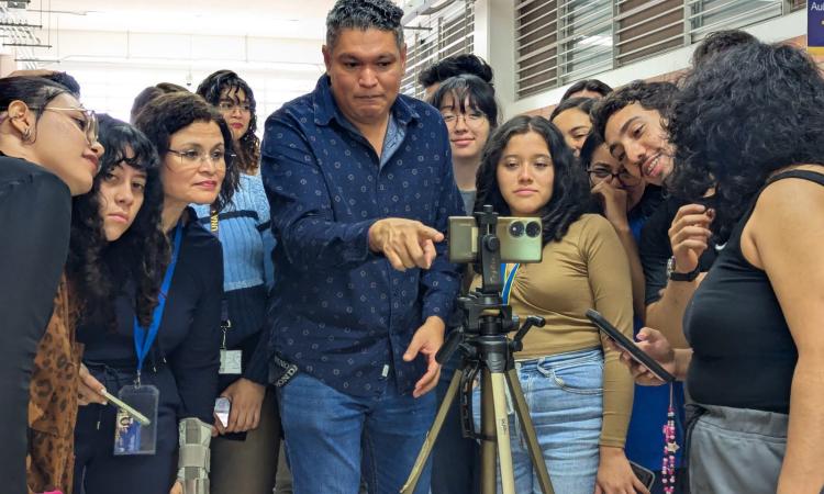 La cámara como puente entre la memoria y la ciudad