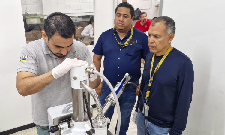 Capacitan a docentes en el uso de microscopio electrónico de última generación en la UNAH