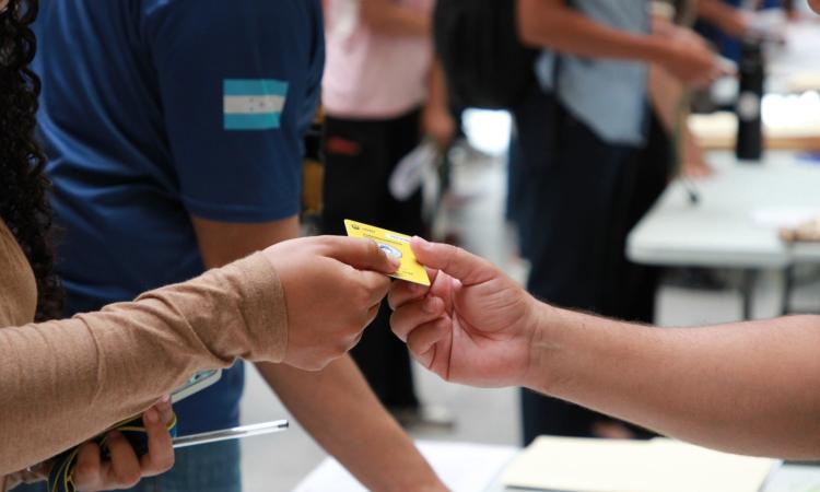 Inicia entrega de tarjetas de alimentación para 1400 estudiantes de la UNAH
