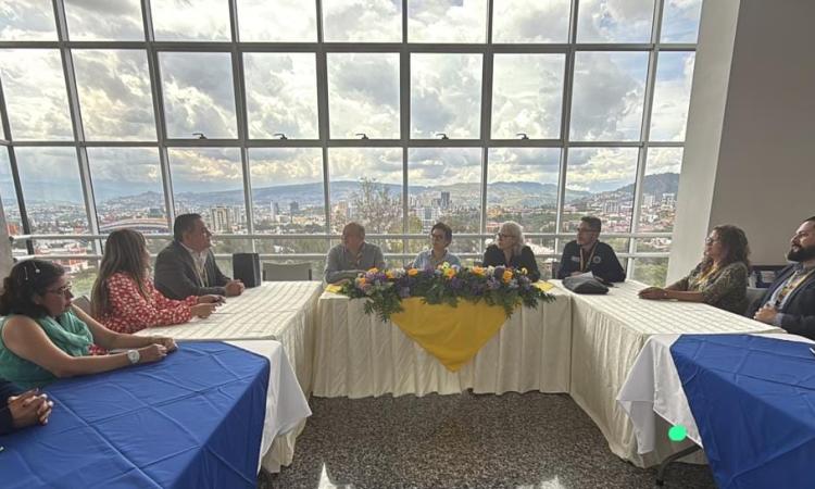 Académica de México colabora en diseño de nueva propuesta de doctorado en la UNAH