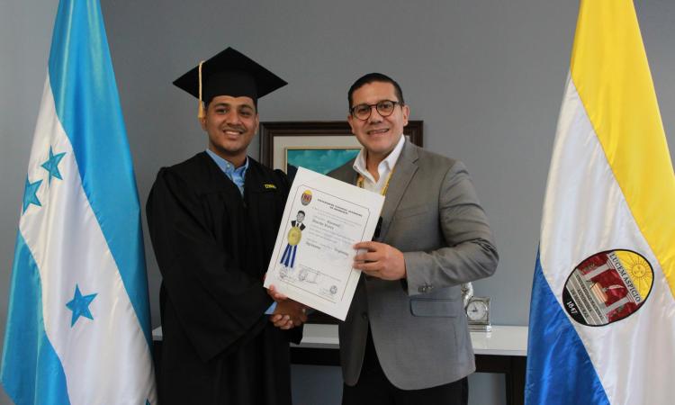 Emanuel Anariba recibe su título como ingeniero agrónomo y dedica su logro a sus padres migrantes