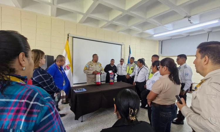Personal de Ingeniería y Seguridad recibe taller sobre uso de extintores