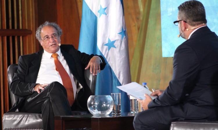 Candidato presidencial del Pinu-SD expone sus propuestas en la UNAH