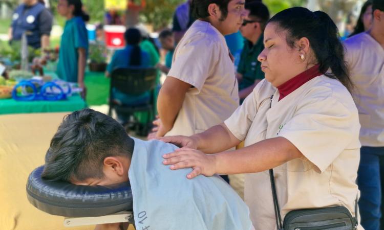 Estudiantes de Trabajo Social apoyan a organización de ciegos en una jornada solidaria