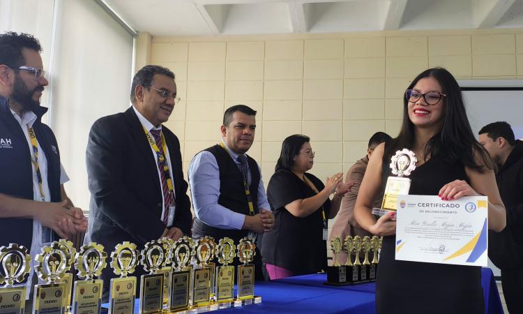 Facultad de Ingeniería entrega Premios Ingenium 2025, un homenaje a la excelencia estudiantil