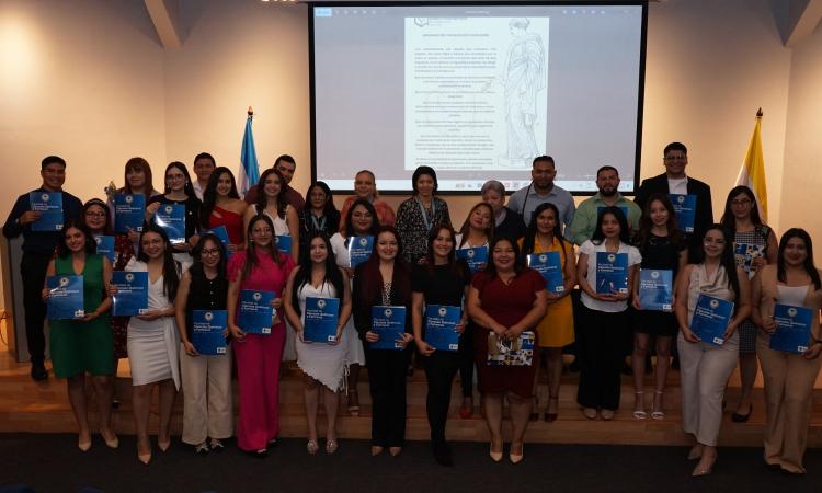 Carrera de Química y Farmacia extiende carta de egresado a 29 próximos profesionales 