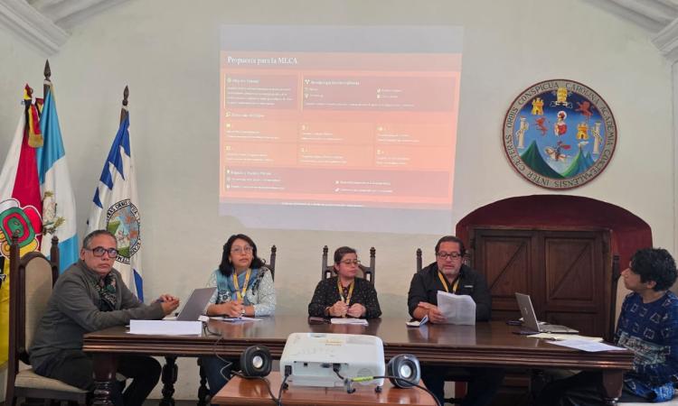 Maestría en Literatura Centroamericana presenta ponencia sobre la inclusión de la literatura afrocentroamericana en el currículo académico