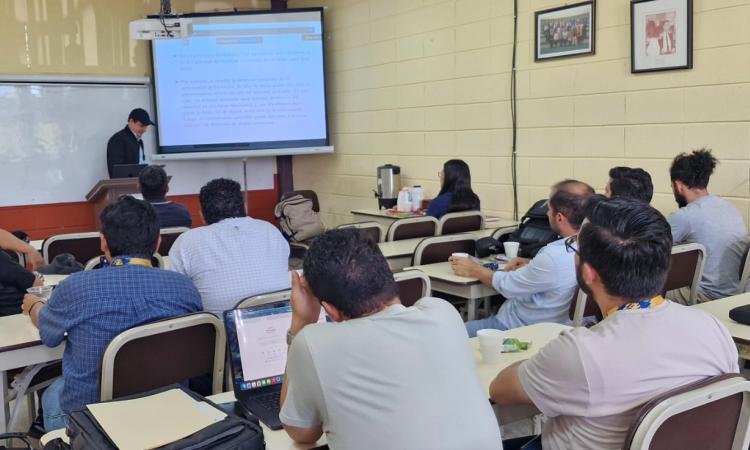 Profesor hondureño de la UCLA comparte avances en inteligencia artificial en la UNAH