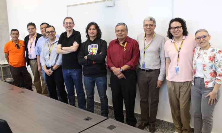 Profesor español imparte seminario taller de historia en la era de la digitalización