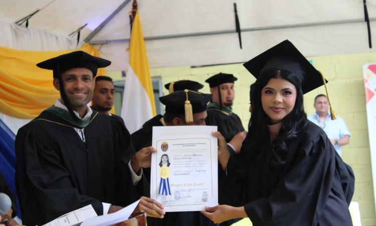 Esfuerzo y excelencia: 76 nuevos profesionales egresan de UNAH Campus El Paraíso