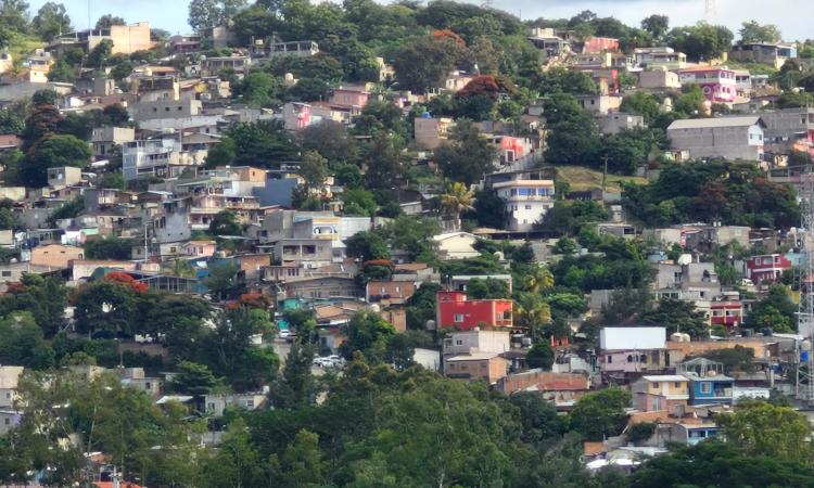 Estudio de la UNAH revela que la pobreza aumentó pese a leves mejoras económicas recientes