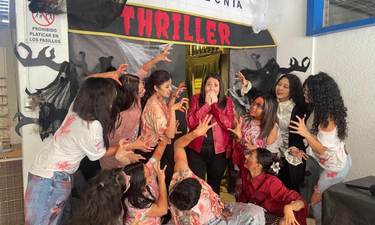 Con temática "Halloween" dan la bienvenida a estudiantes de primer ingreso a Mercadotecnia