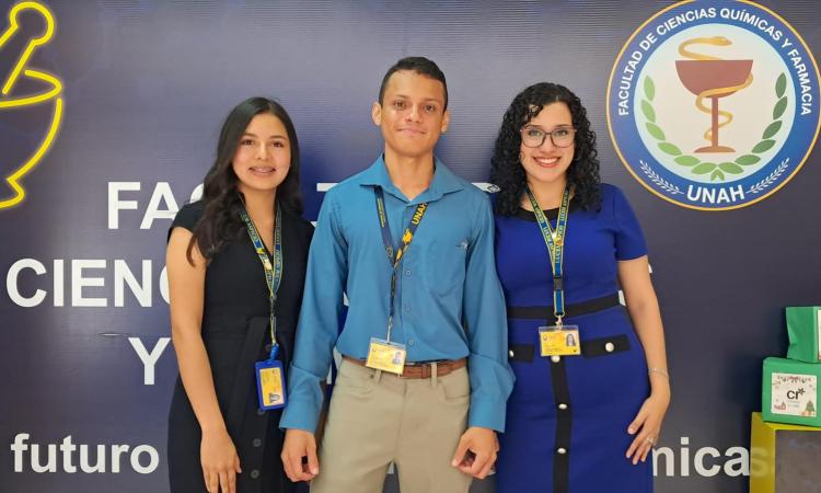 Estudiantes de la Carrera de Química y Farmacia de la UNAH participan en investigación para desarrollar fórmulas para pacientes pediátricos