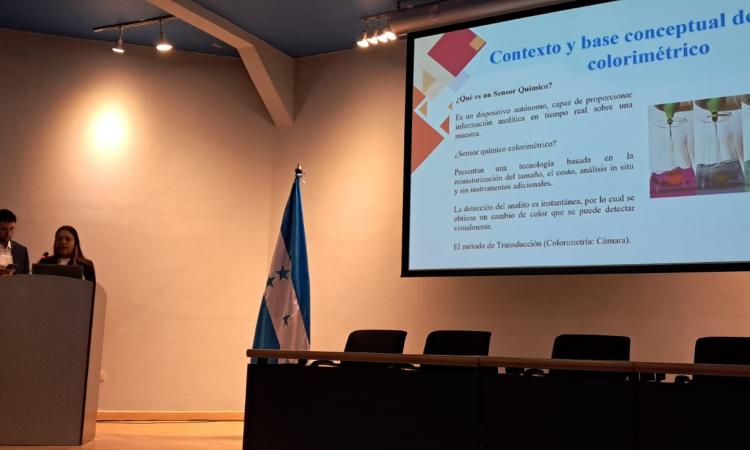 Estudiantes desarrollan sensor colorimétrico portátil para la detección de lidocaína en muestras callejeras de cocaína