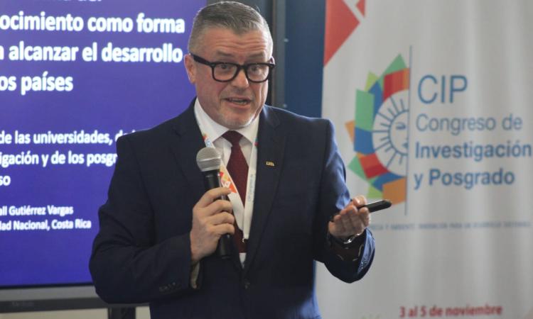 Conferencia magistral: doctor Randall Gutiérrez propone transitar de la economía de los recursos naturales a la economía del conocimiento