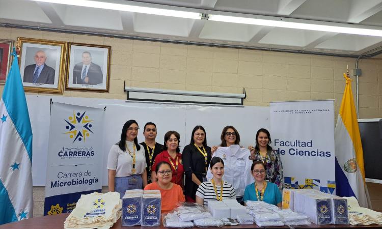 UNAH impulsa acreditación de Microbiología con apoyo institucional