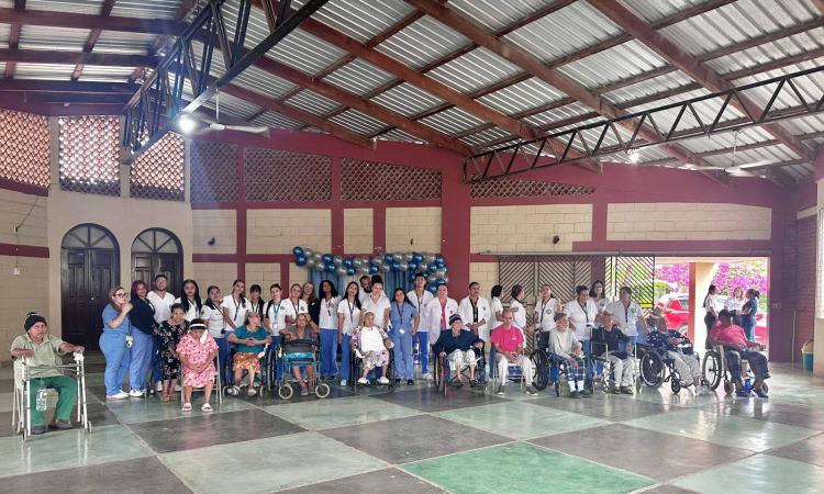 Estudiantes de UNAH Campus Olancho visitan asilo de ancianos Paz y Bien