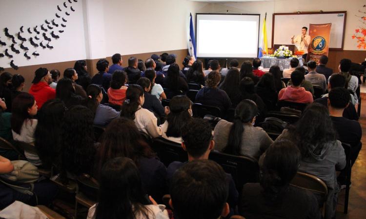 Estudiantes de Microbiología celebran el V Congreso Científico Estudiantil “Maritza Canales” en honor a destacada docente