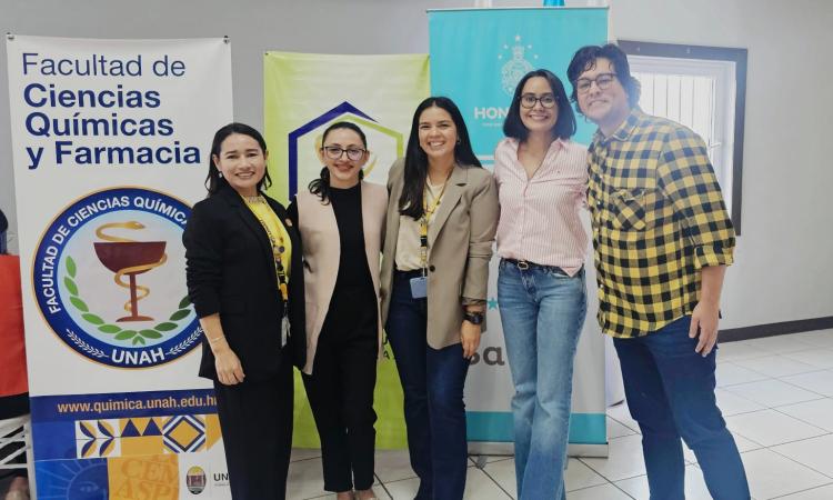 Facultad de Química y Farmacia recibe reconocimiento por su aporte al fortalecimiento de los Servicios Farmacéuticos en APS