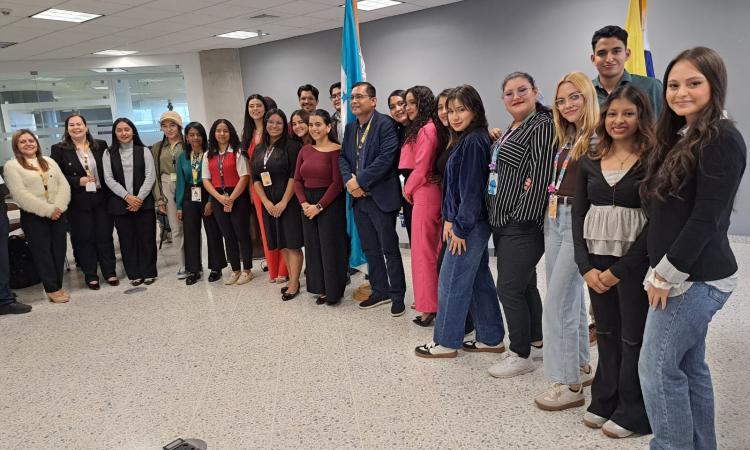 Juramentan a 56 estudiantes de la UNAH para misiones internacionales en Centroamérica