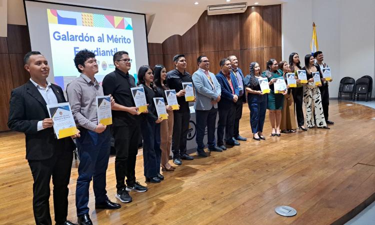 Entregan el Premio de Honor al Mérito Académico a estudiantes sobresalientes