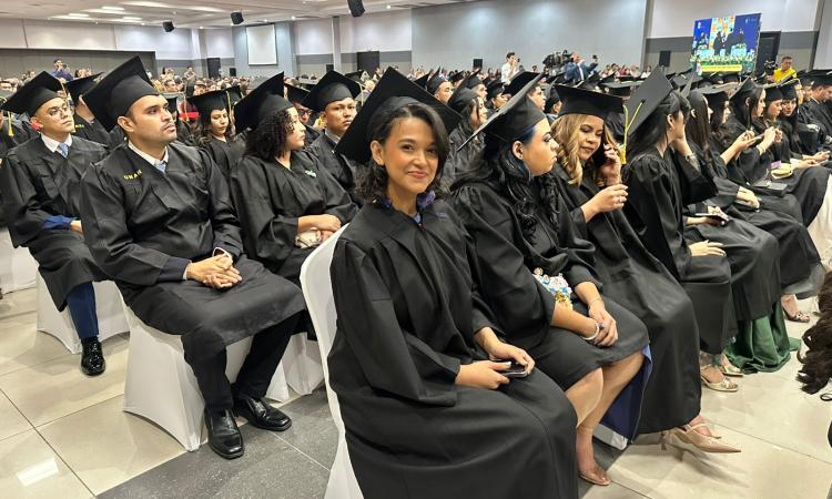 UNAH Campus Cortés brilla hoy al graduar 421 estudiantes 