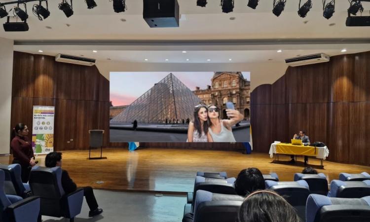 Nuevas realidades: la selfie afuera del Museo de Louvre urge más que contemplar la Mona Lisa