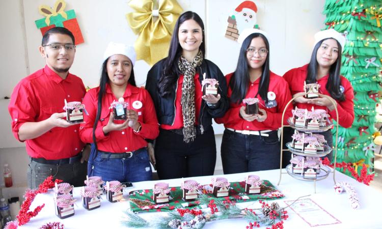 Emprendedores universitarios ofertan sus productos en Miniferia Navideña