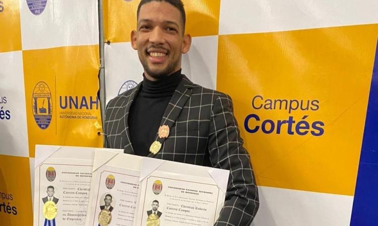 Tres títulos universitarios: la inspiradora trayectoria de Christian Cáceres
