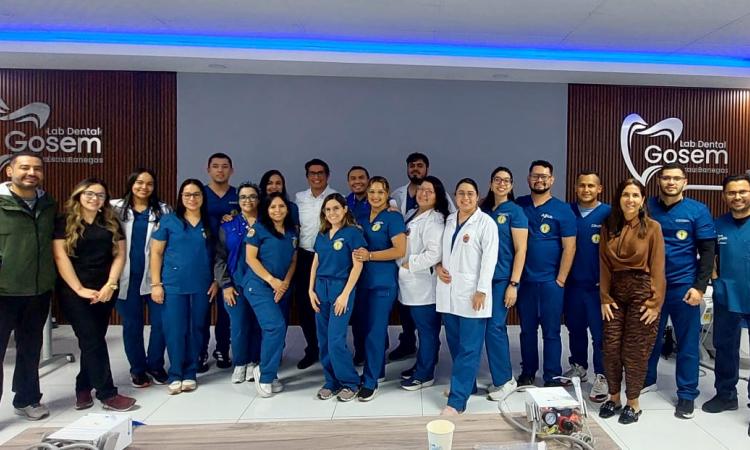 Experto de Perú compartió conocimientos con residentes del Posgrado en Rehabilitación Oral