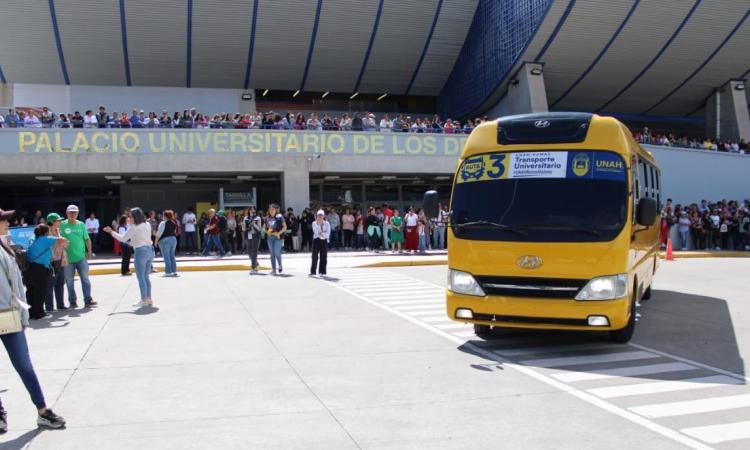 Por primera vez la UNAH pone a disposición transporte a los aplicantes de la PHUMA