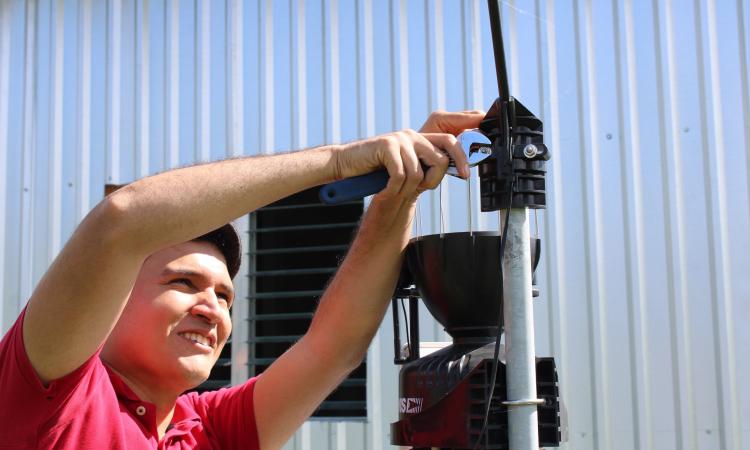 Brindan mantenimiento a estación meteorológica de UNAH Campus El Paraíso 