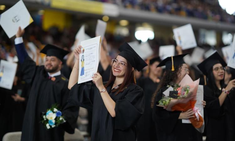 Entre metas cumplidas y nuevas esperanzas, la UNAH gradúa a más de 1,500 profesionales 