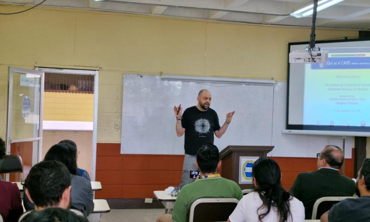 Matemático mexicano explica la teoría del caos en coloquio dirigido a estudiantes de Física y Matemática