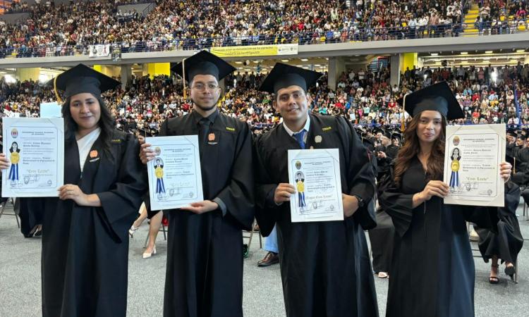 Se gradúa la primera generación de Técnico Universitario en Operaciones de Vuelo