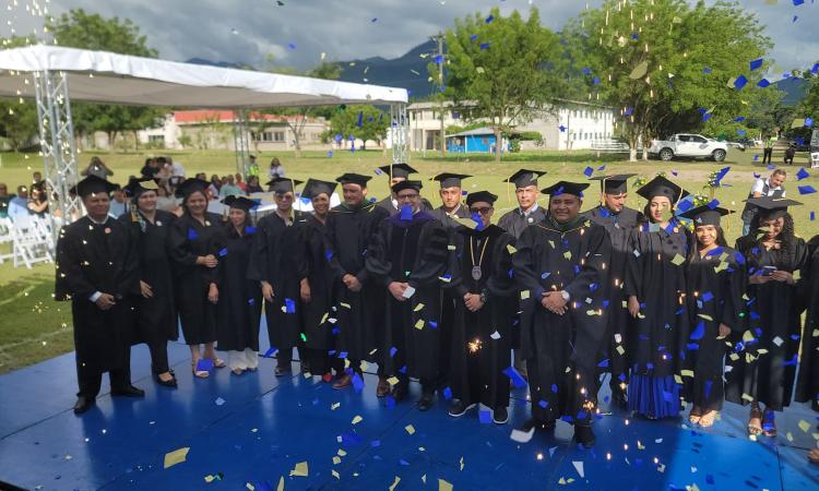 UNAH Campus Yoro gradúa a 54 nuevos profesionales