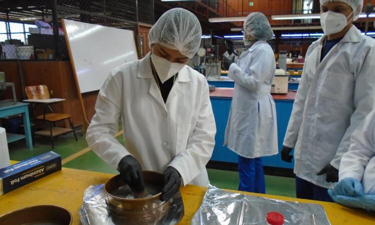 Estudiantes de Química, Farmacia y Microbiología reciben becas para investigación científica