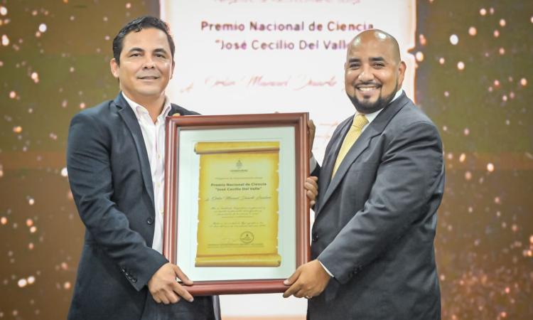Docente de la UNAH es galardonado con el Premio Nacional de Ciencia 2025