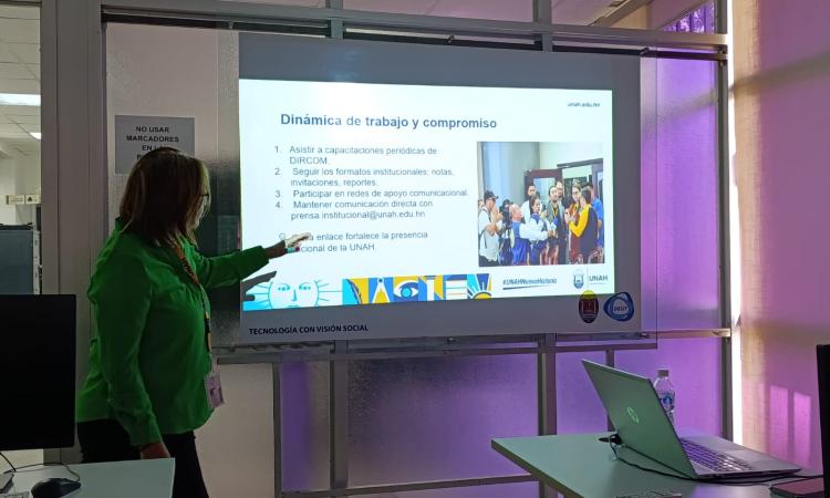 La Dirección de Comunicación Estratégica (Dircom) imparte taller de relaciones públicas