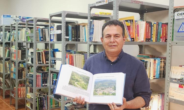 Rubén Darío Paz, historiador, antropólogo y fotógrafo hondureño, presenta su obra