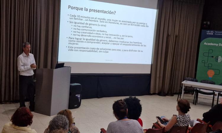 UNAH impulsa el debate sobre nuevas masculinidades con taller impartido por experto internacional