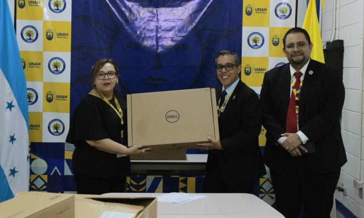 UNAH fortalece la Facultad de Ciencias Sociales con entrega de equipo tecnológico de vanguardia