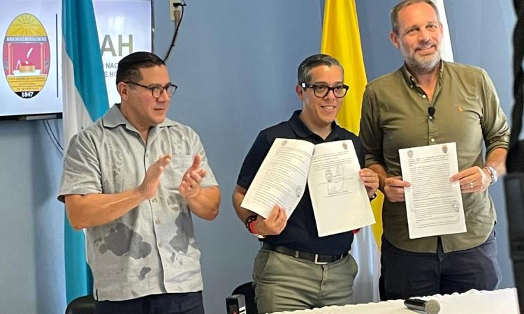 UNAH fortalece presencia en Roatán mediante la firma de Convenio Marco de Cooperación con la Alcaldía Municipal