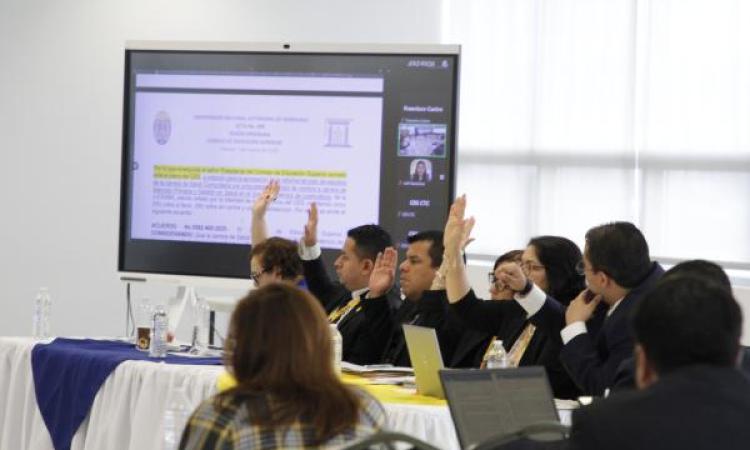 ¿Cuáles son las nuevas carreras que aprobó el Consejo Universitario durante 2025? 